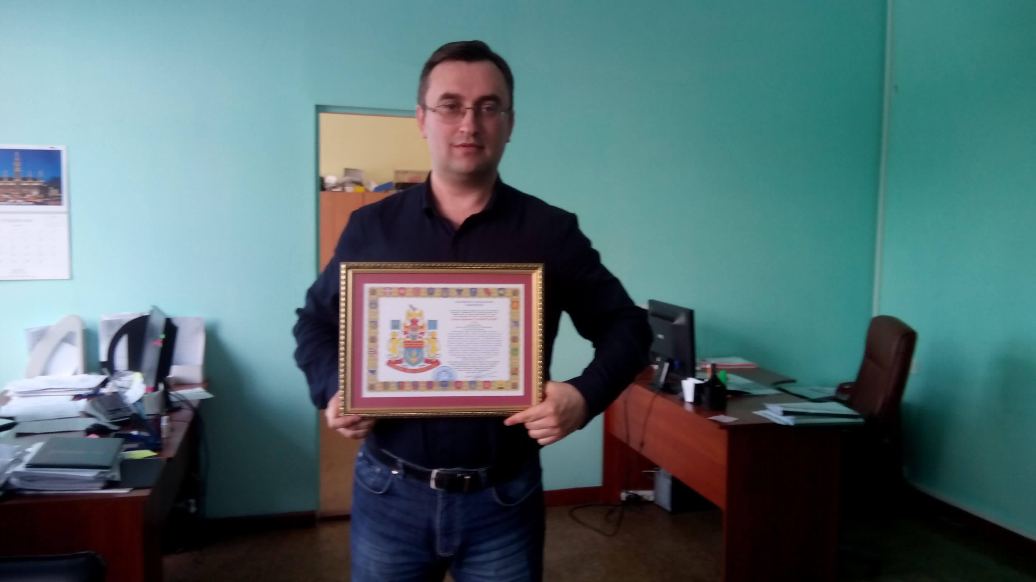 Юбиляр с подарком